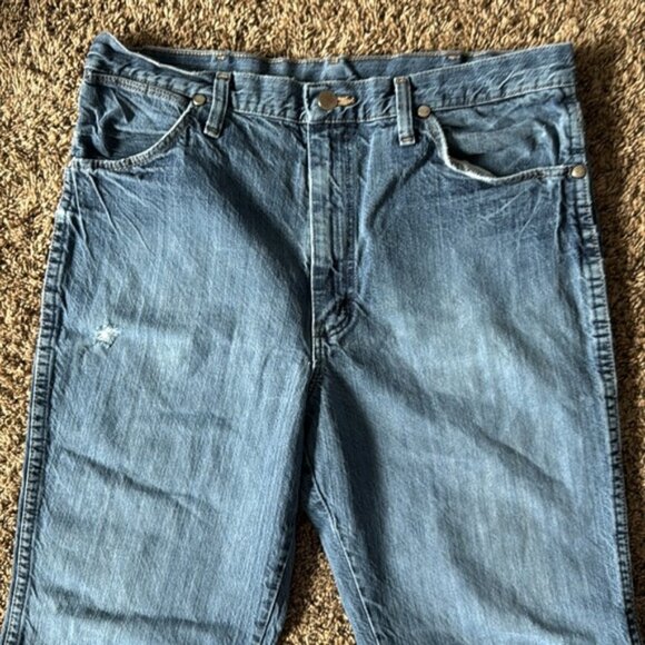 Wrangler 32 x 32 Medium Wash Straight Leg Jeans - Picture 2 of 14